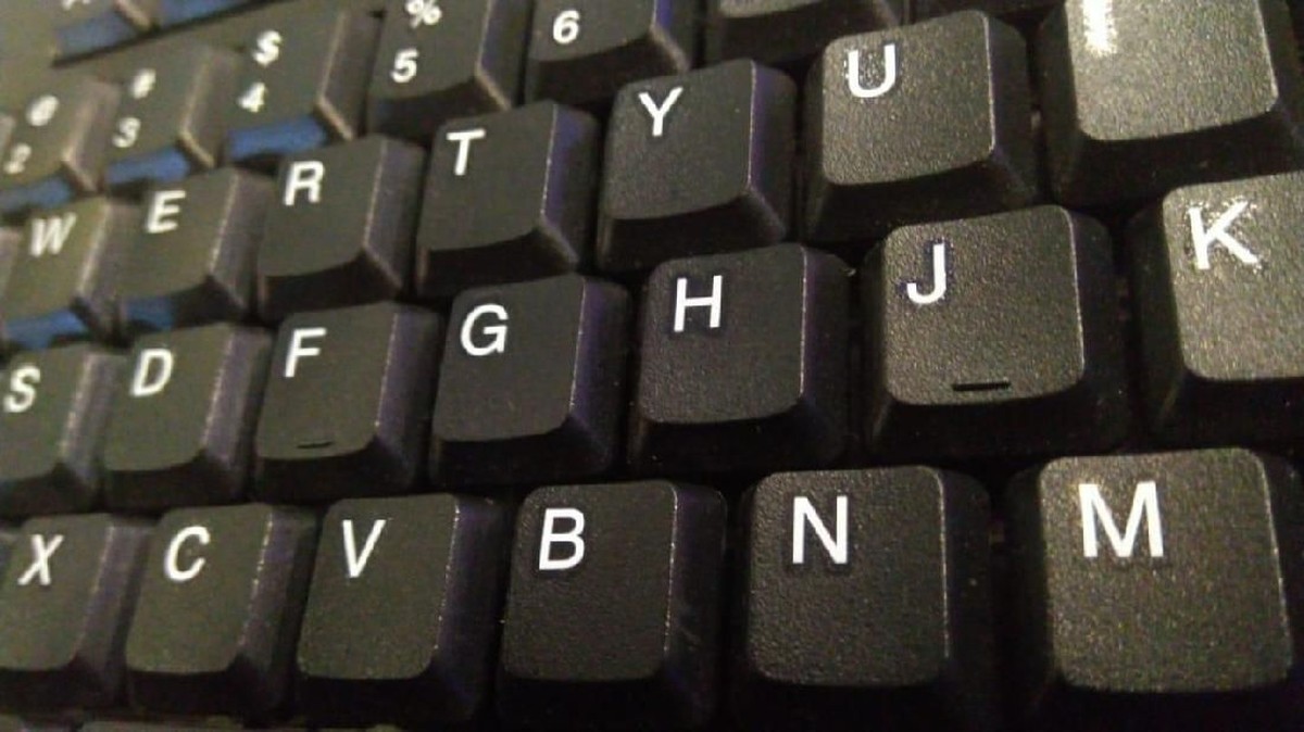 Pura-Pura Kerja Pakai Keyboard Palsu, Puluhan Pegawai Bank Kena PHK